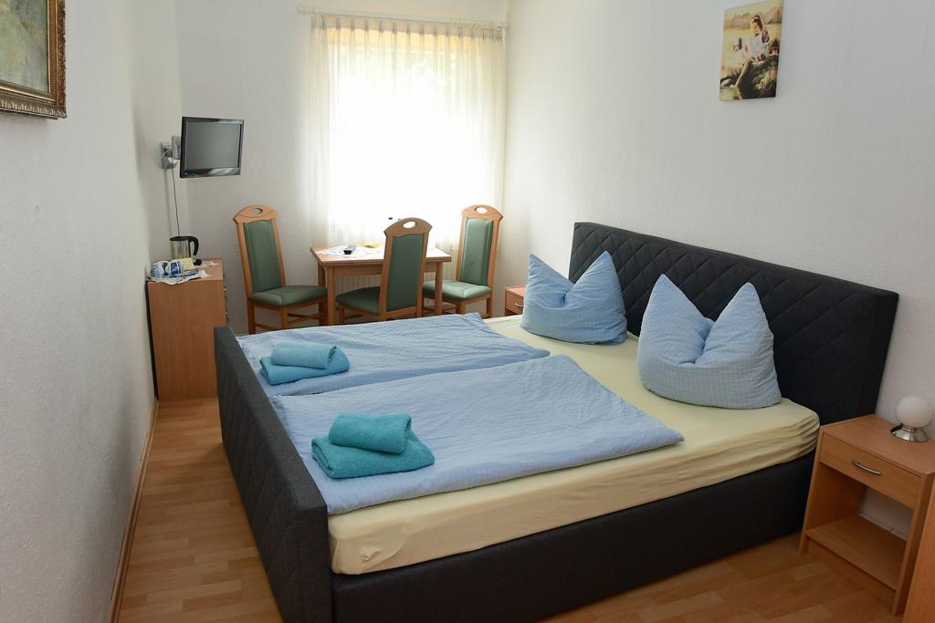 Hotel Garni Goldene Henne Arnstadt Bilik gambar